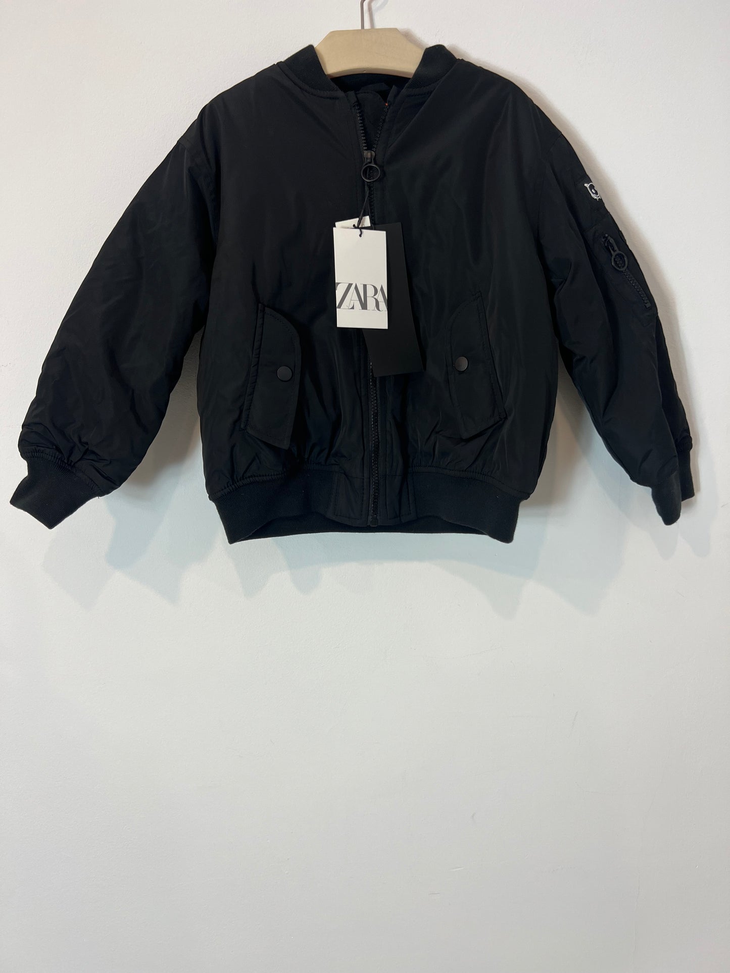 ZARA. Bomber negra . T 6-7 años