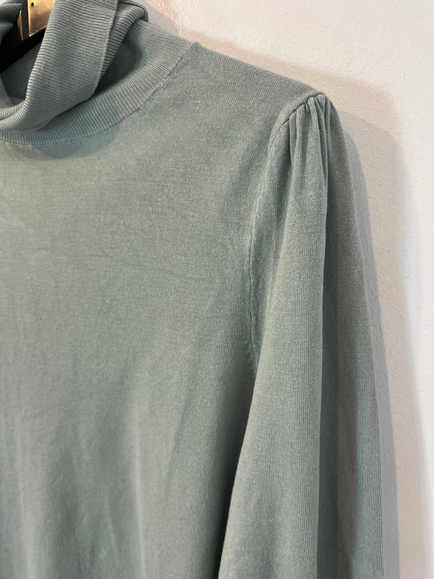 MANGO. Jersey cuello alto azul claro. T L (M)