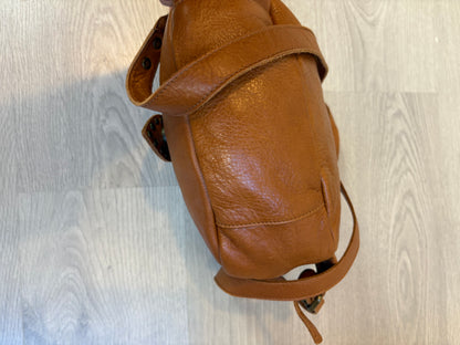 MICUIR. Mochila tachas camel