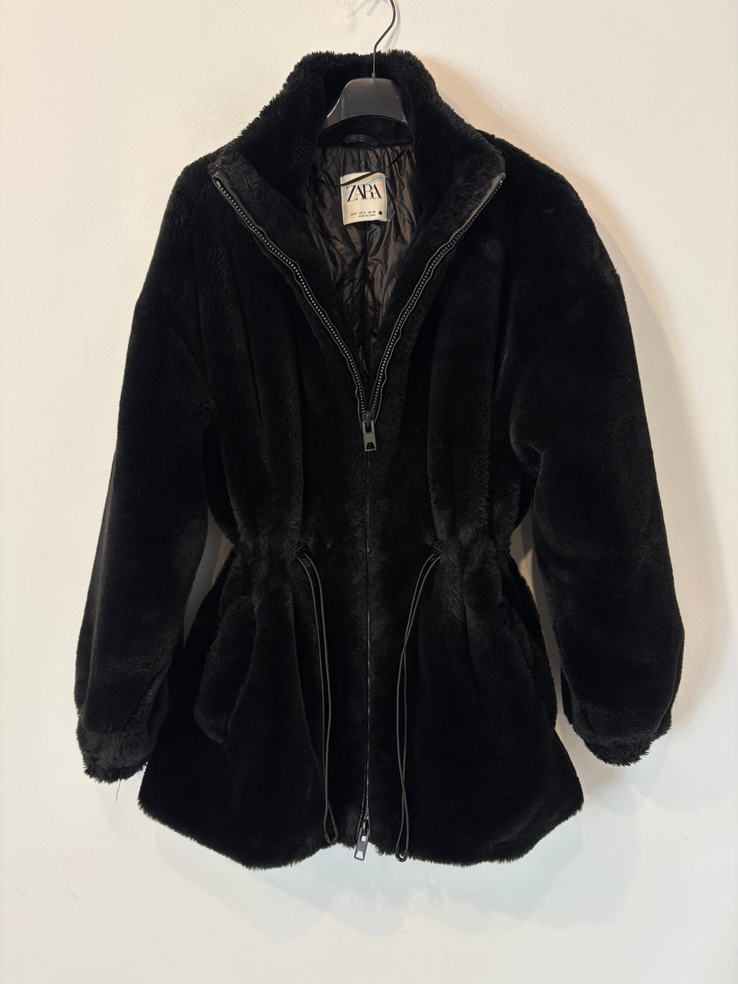 ZARA. Abrigo negro pelo