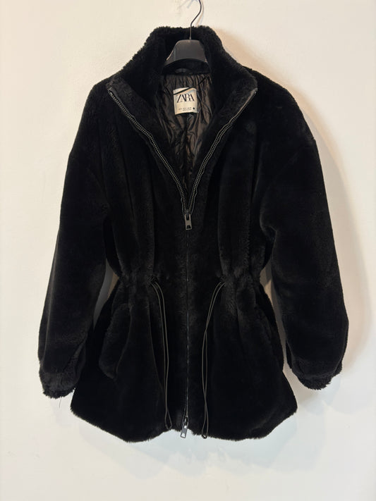 ZARA. Abrigo negro pelo