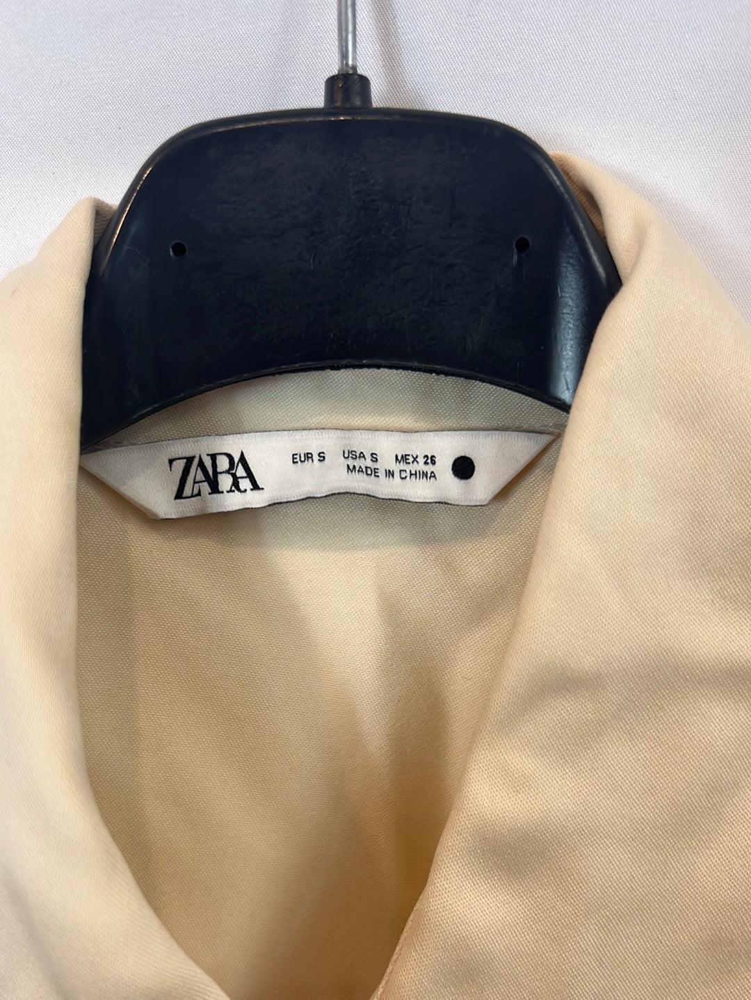 ZARA. Blusa beige pedrería T.s
