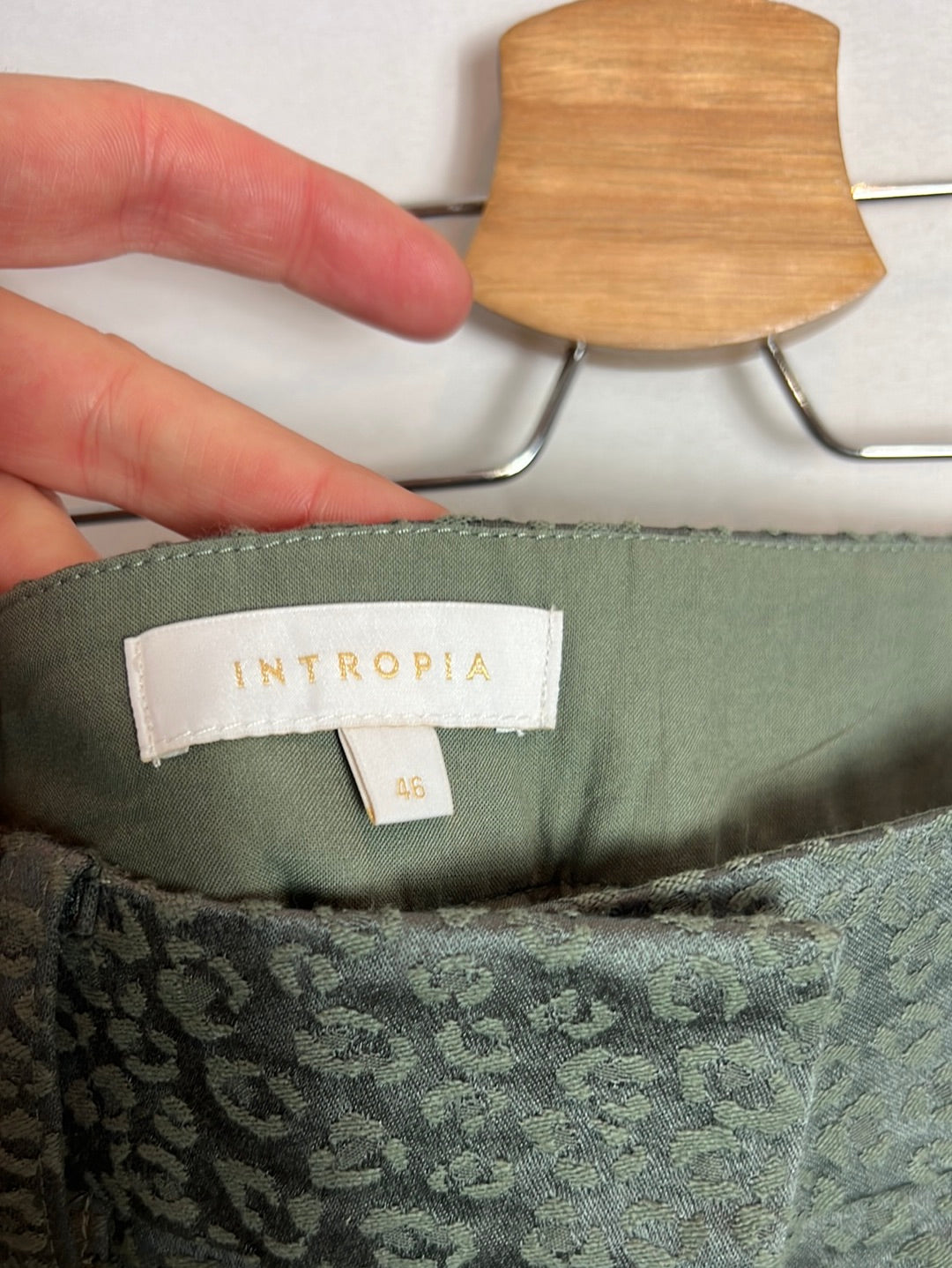 INTROPIA. Textured green trousers. Size 46