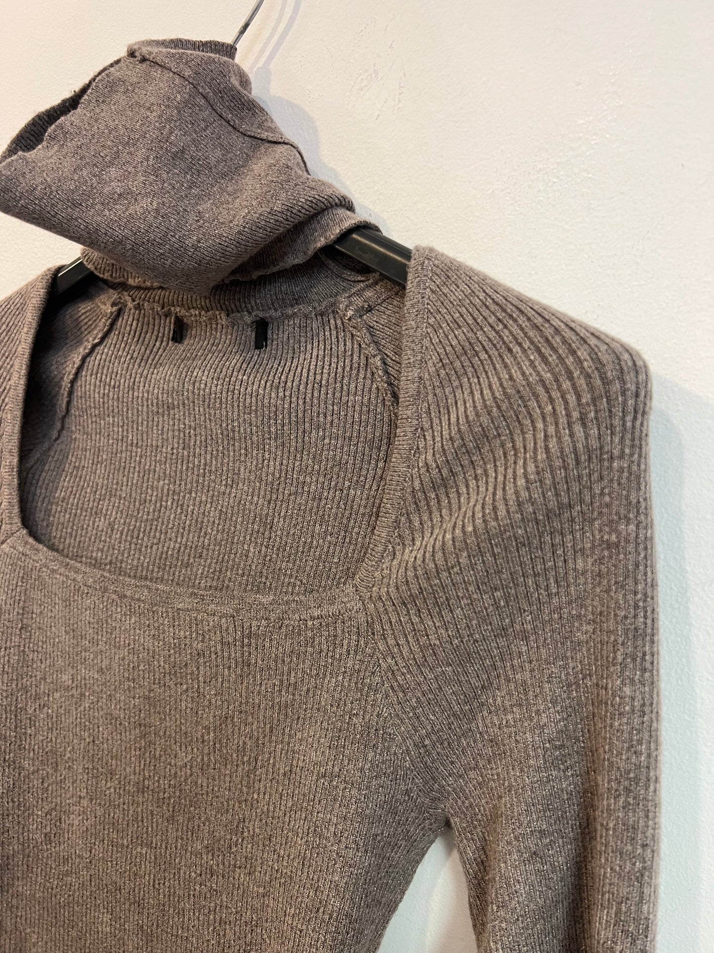 OTRAS. Top punto canalé color topo. T M