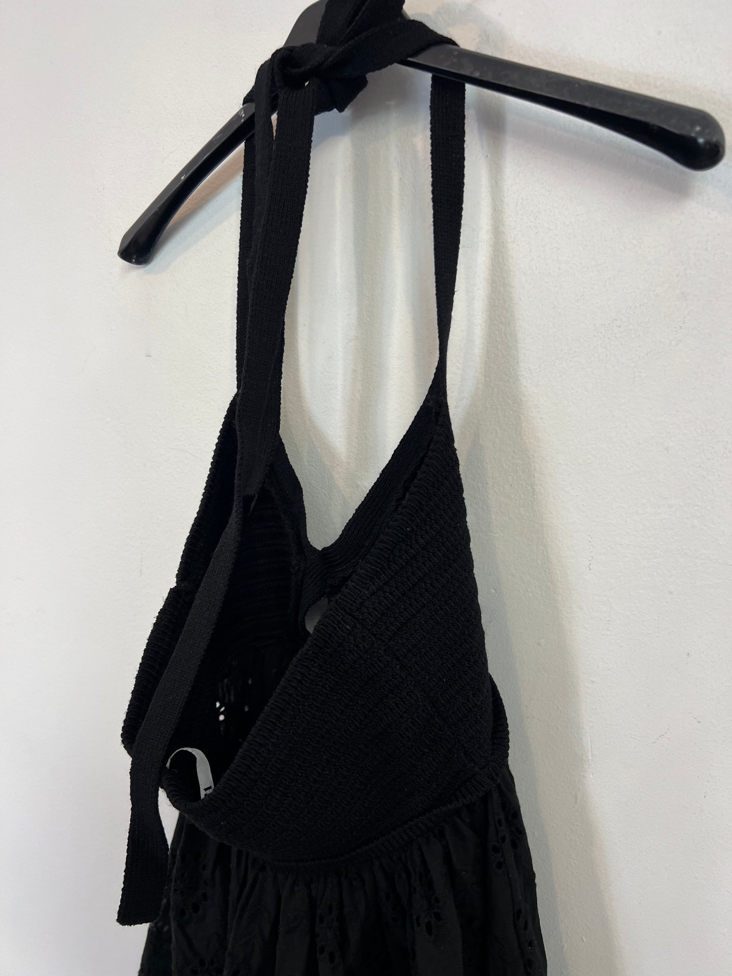 ZARA. Vestido corto negro troquelado T.s