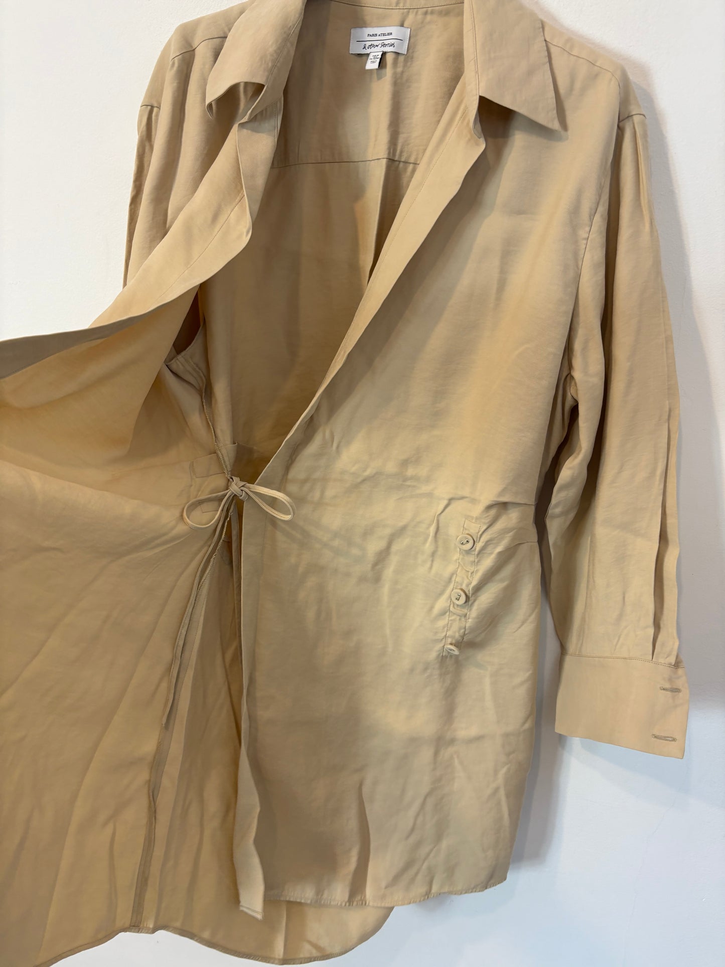 &OTHER STORIES. Vestido beige cruzado