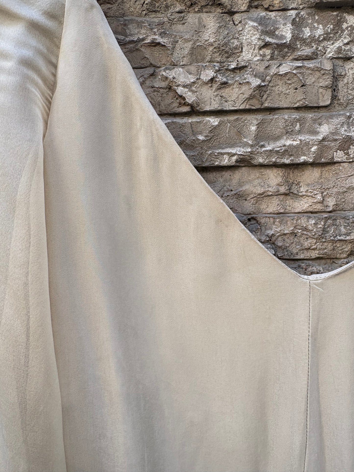 TBA. Vestido beige detalles
