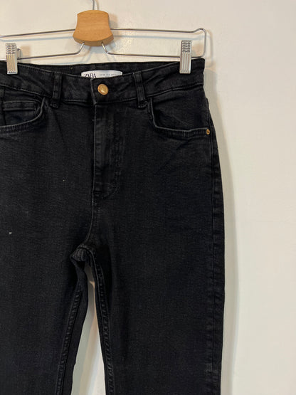 ZARA. Pantalón negro campana T.38