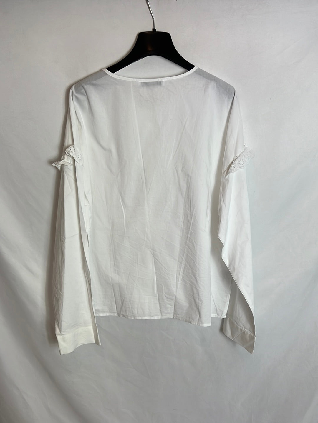 MANGO. Camisa blanca volante botones T.m