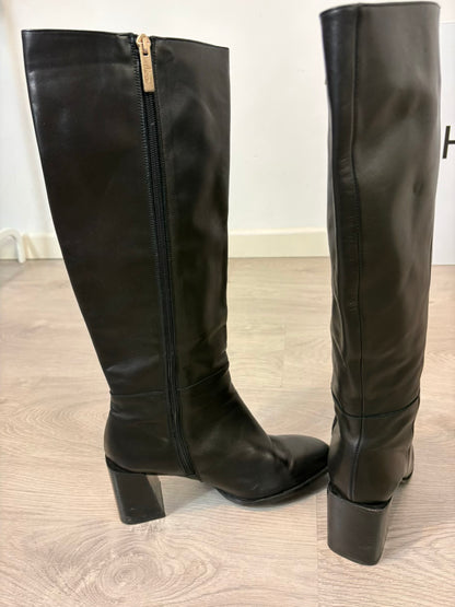 CASTAÑER. Botas altas negras piel. T 40