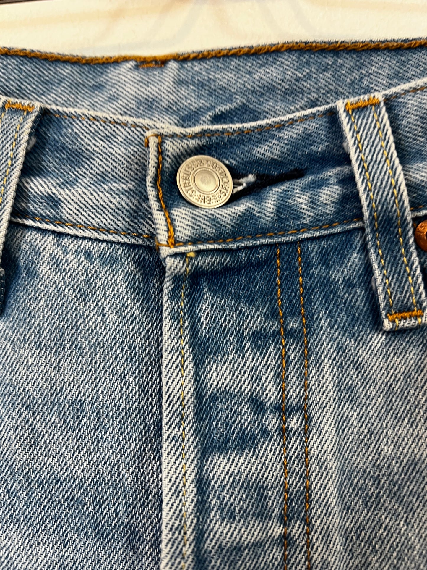 LEVI’S. Denim recto claro rotos
