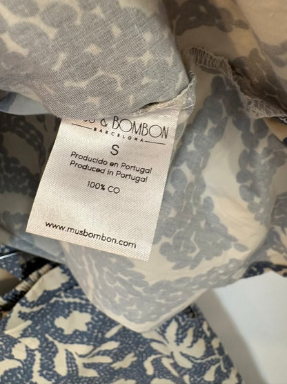 MUS & BOMBON. Conjunto blusa y pantalón estamapdo azul