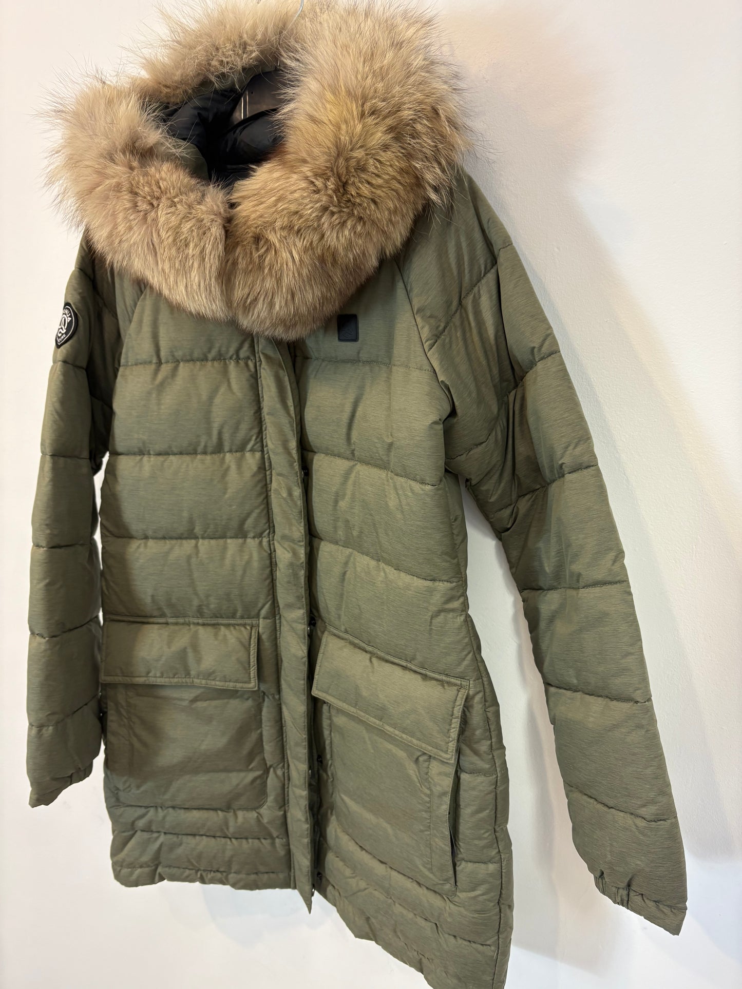 TERNUA. Plumas verde capucha