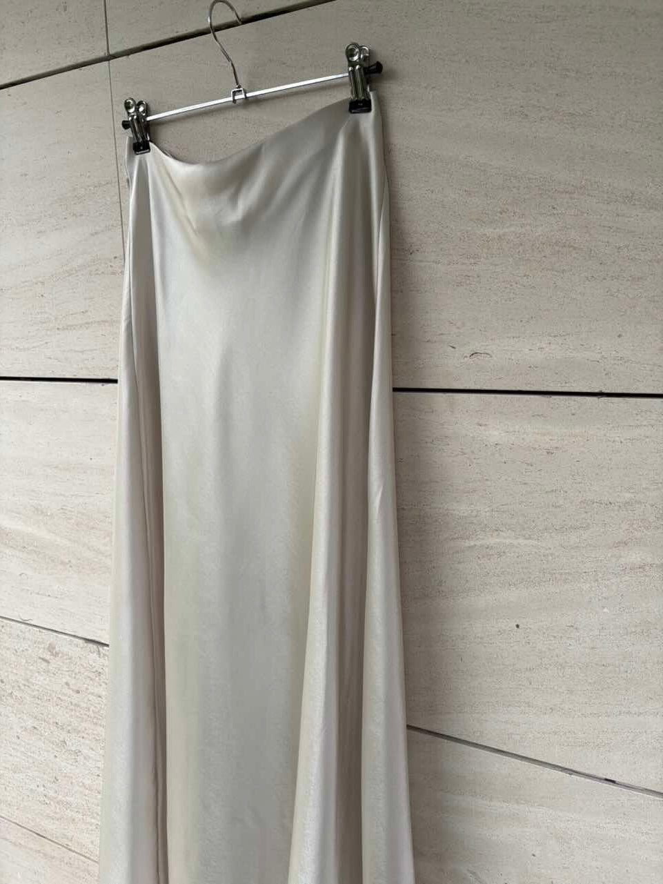 AWARE BARCELONA. Falda larga satina beige