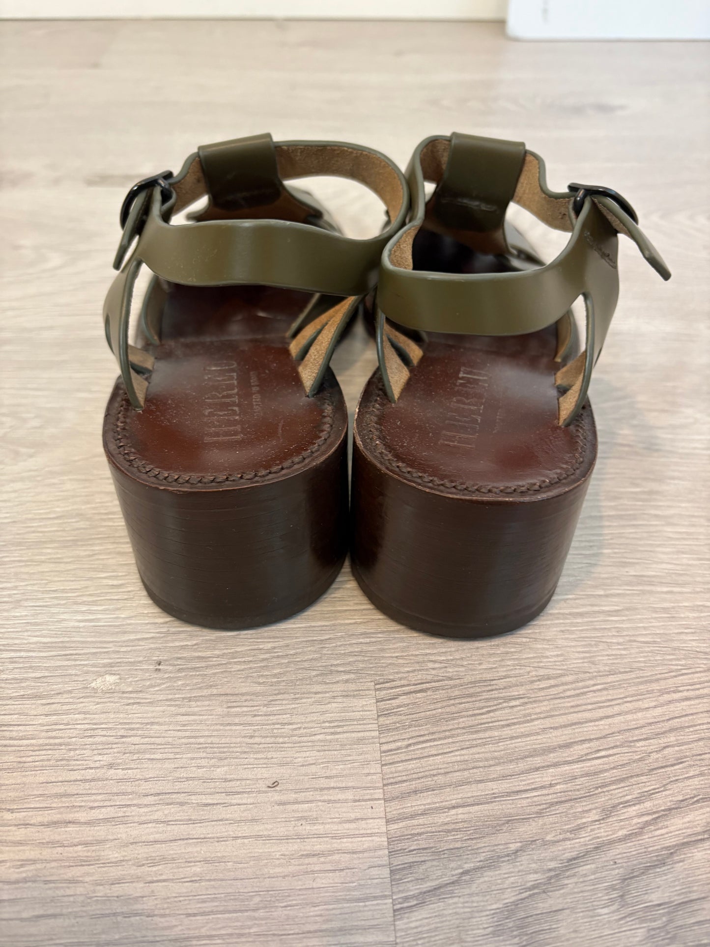 HEREU STUDIO. Sandalia piel destaponada verde. T 39