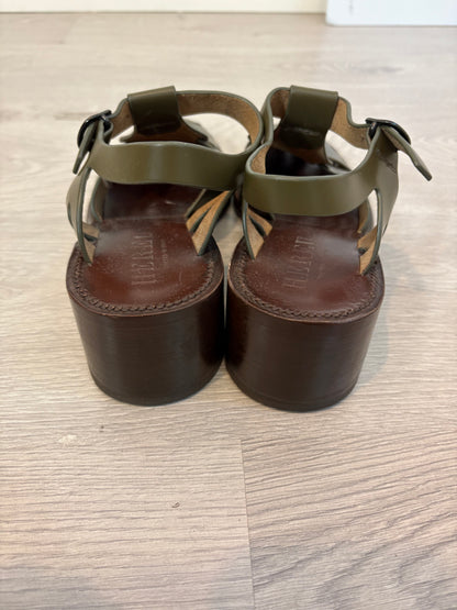 HEREU STUDIO. Sandalia piel destaponada verde. T 39