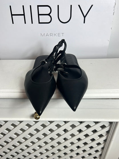 MANGO. Sandalia plana negra pico y Tura al tobillo. T 37