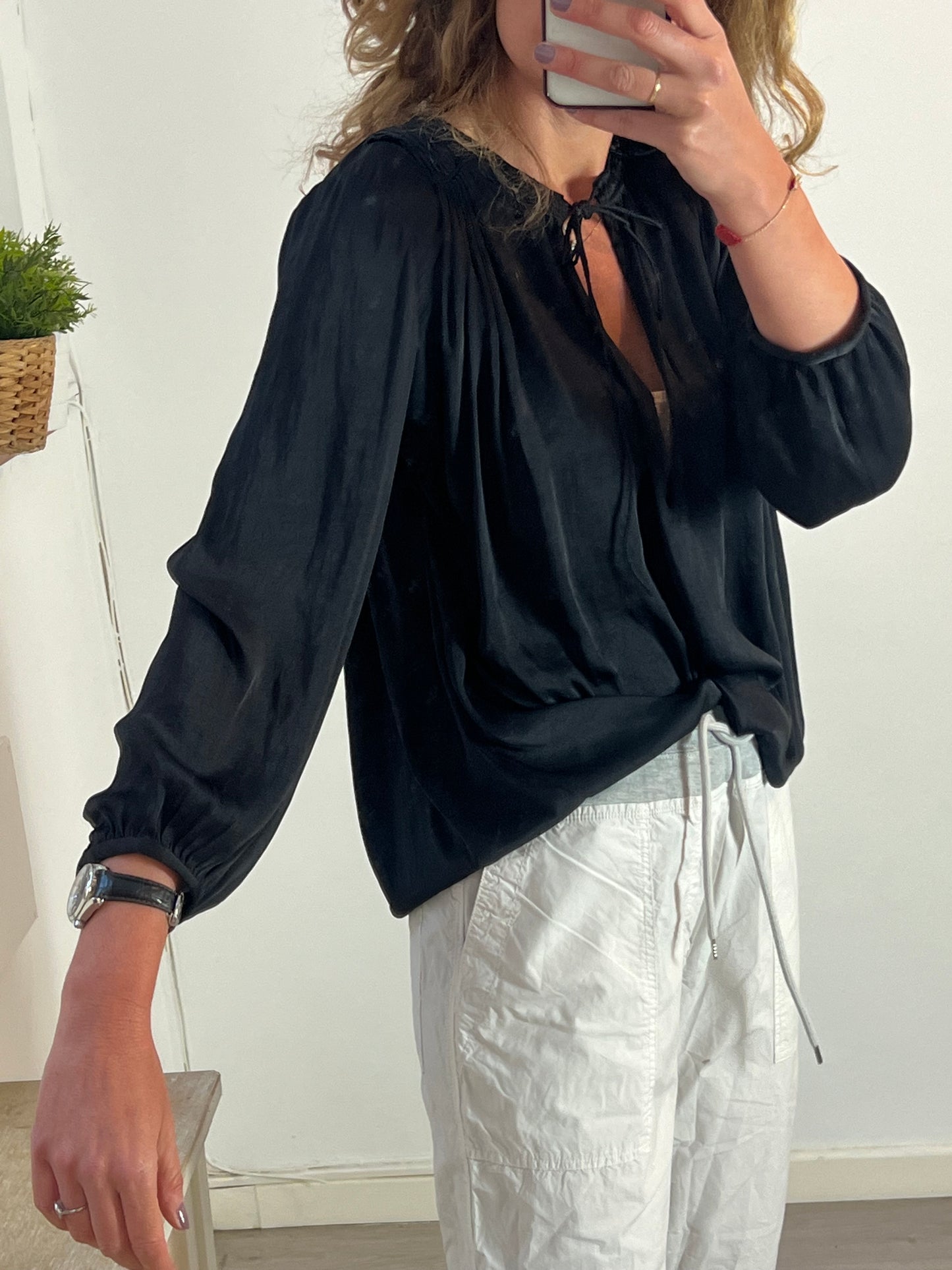 IRO. Blusa negra fluida detalle hombros. T 40