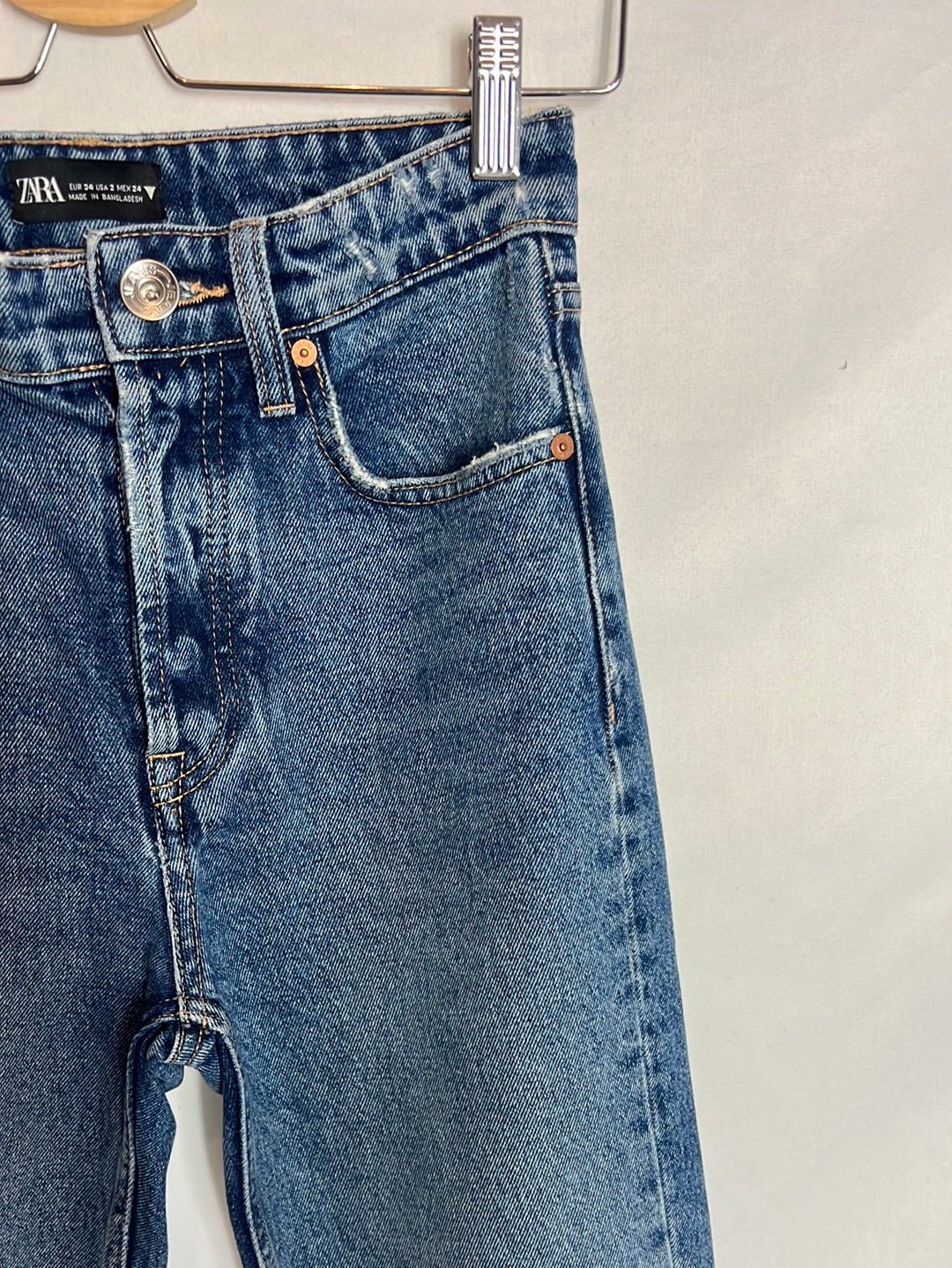 ZARA. Denim recto cropped  desflecado. T 34