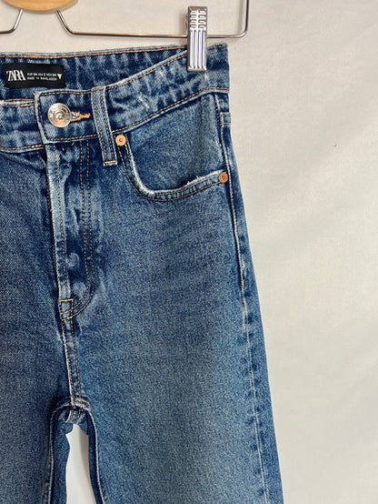 ZARA. Denim recto cropped  desflecado. T 34