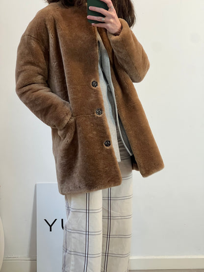 SFERA. Abrigo marrón pelo natural