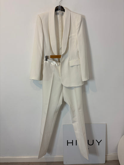 ZARA. Traje de chaqueta blanco