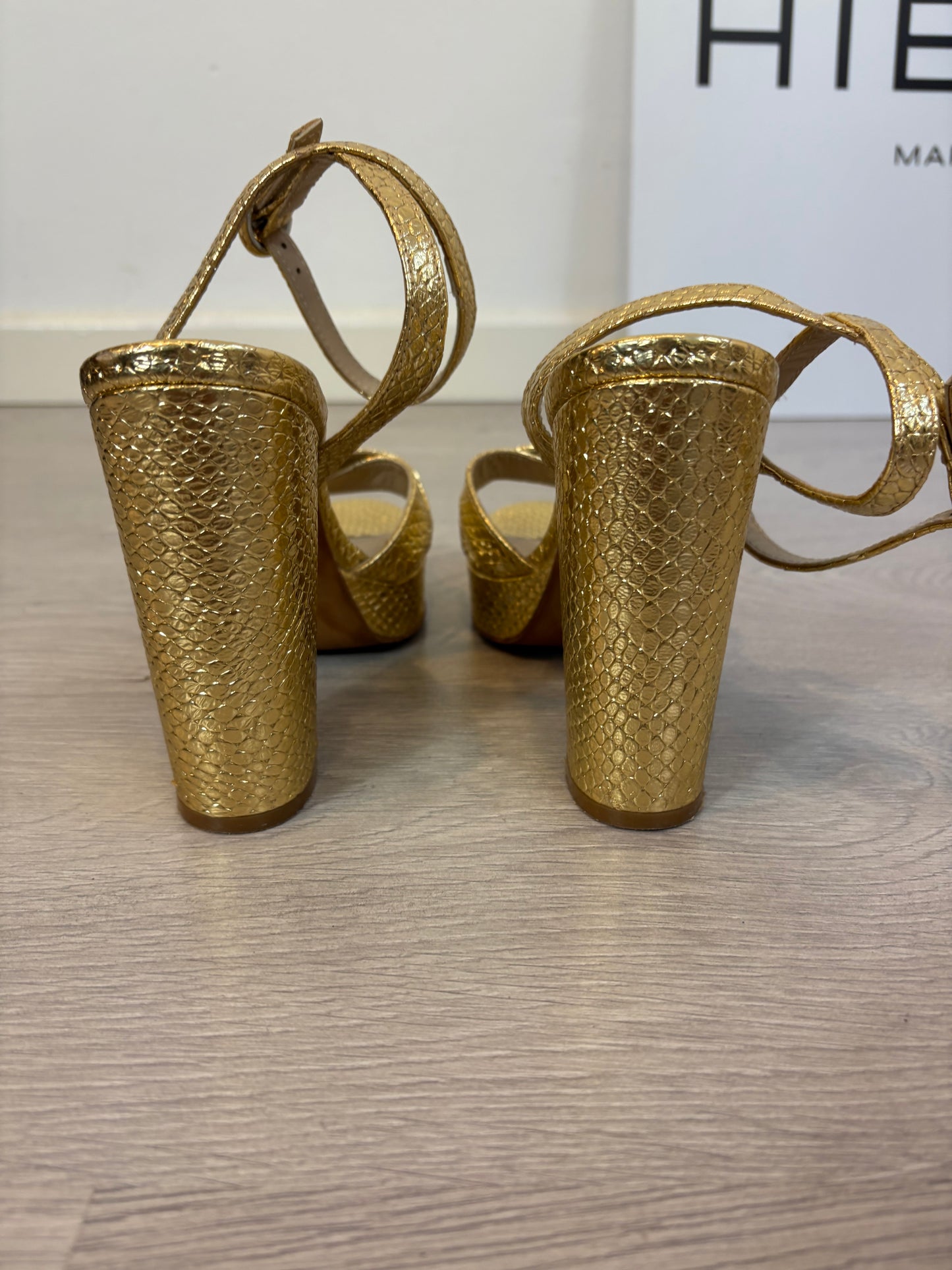 MICUIR. Sandalia dorada textura