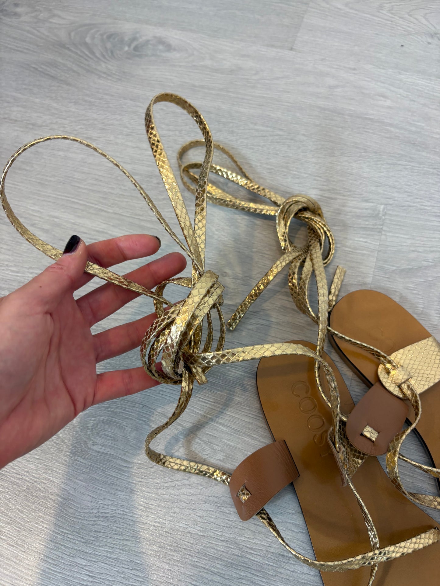 COOSY. Golden strap sandal. T 39