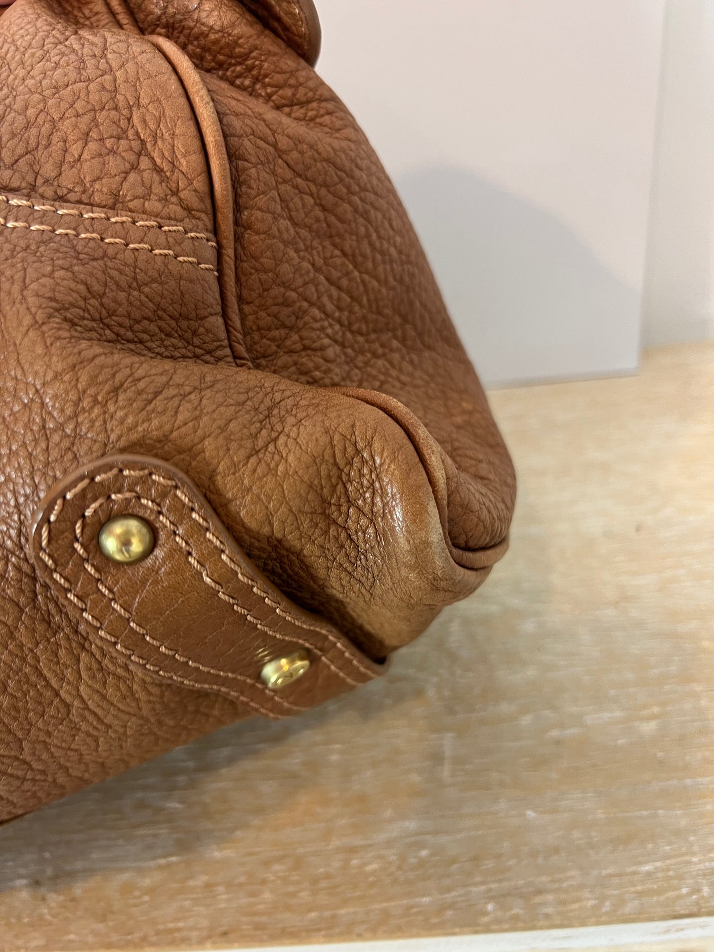 VALENTINO GARAVANI. Bolso camel detalles dorados (TARA)