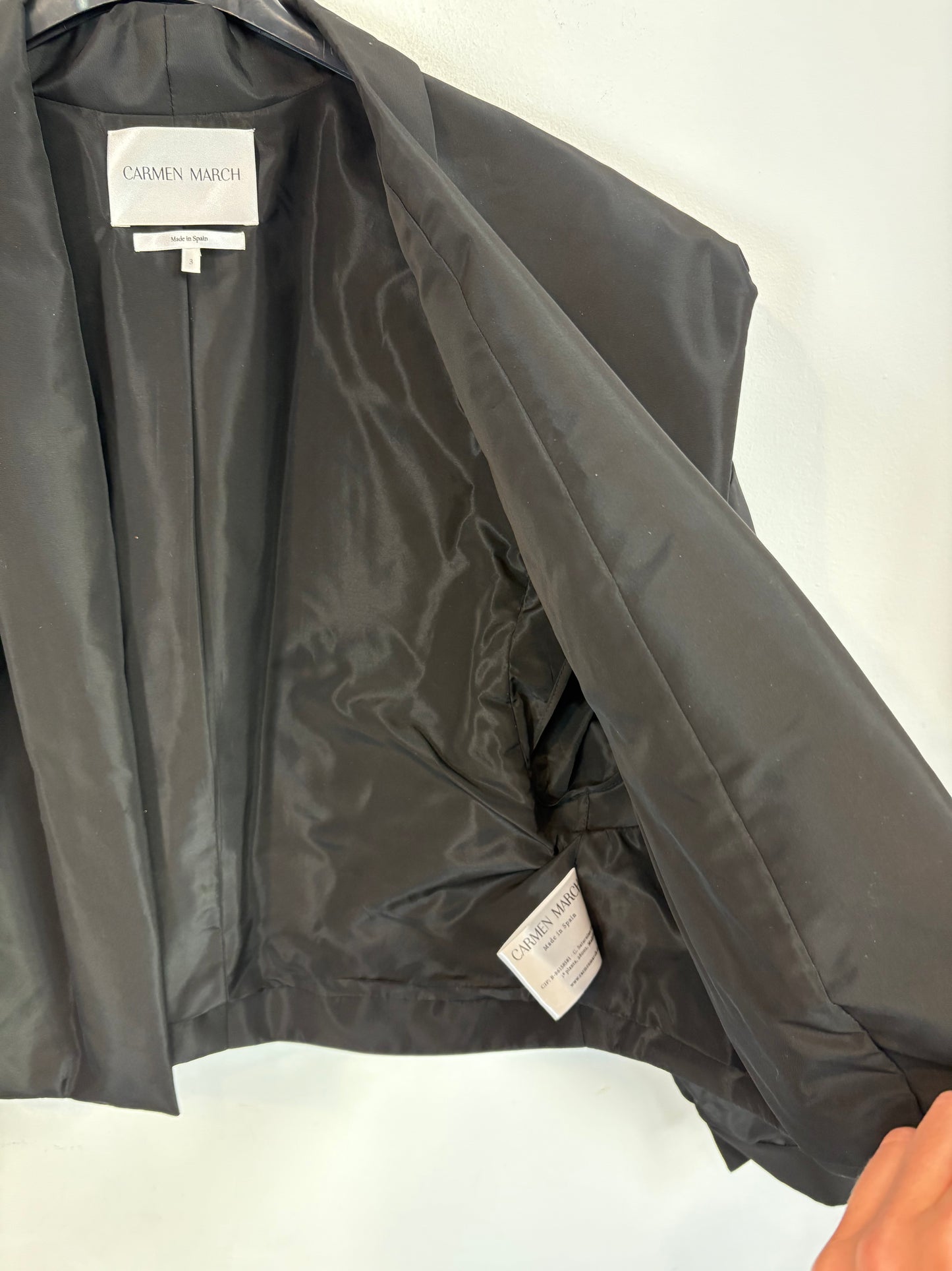 CARMEN MARCH. Chaqueta negra volumen