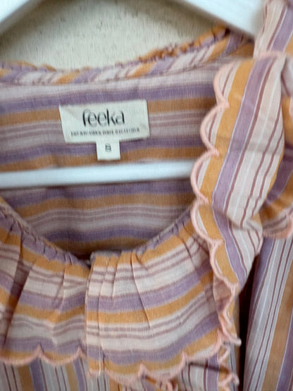 FEEKA. Blusa rayas y volante