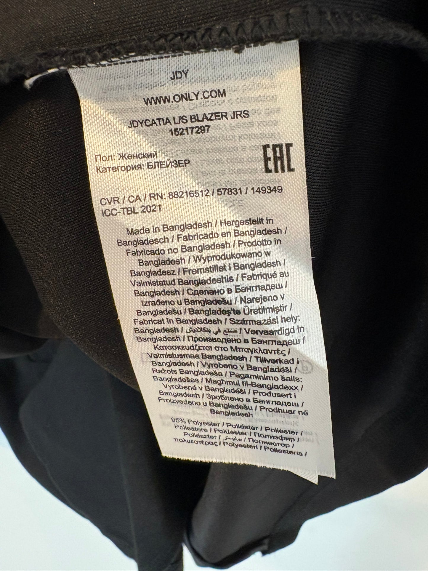 JDY. Blazer negra fluida cruzada