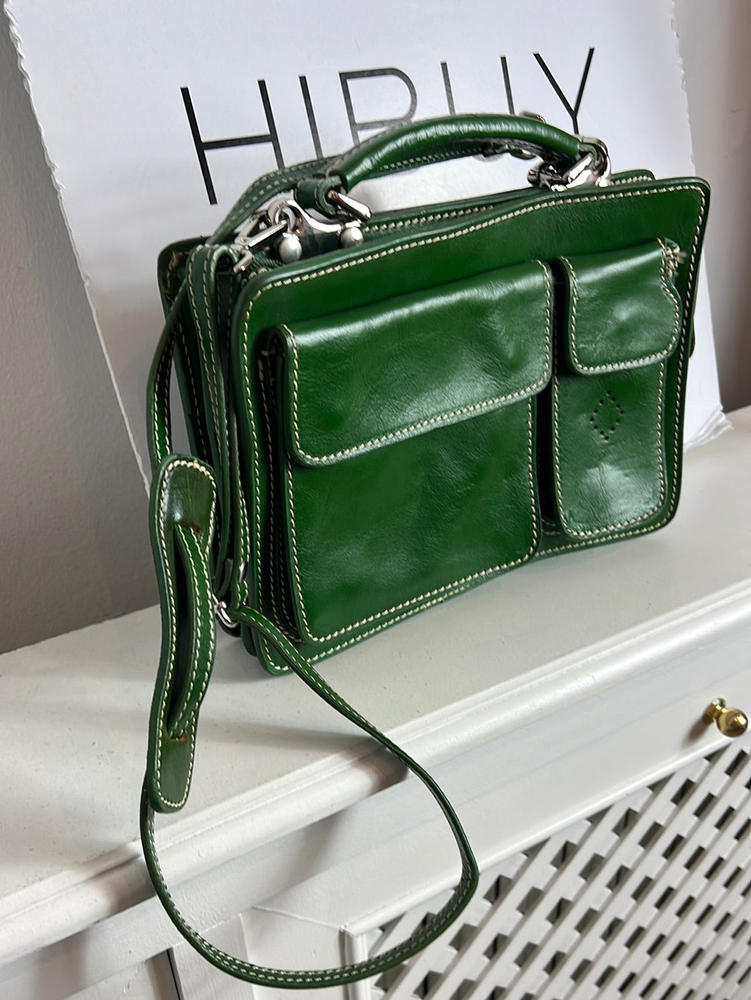 OTRAS. Bolso piel verde bolsillos