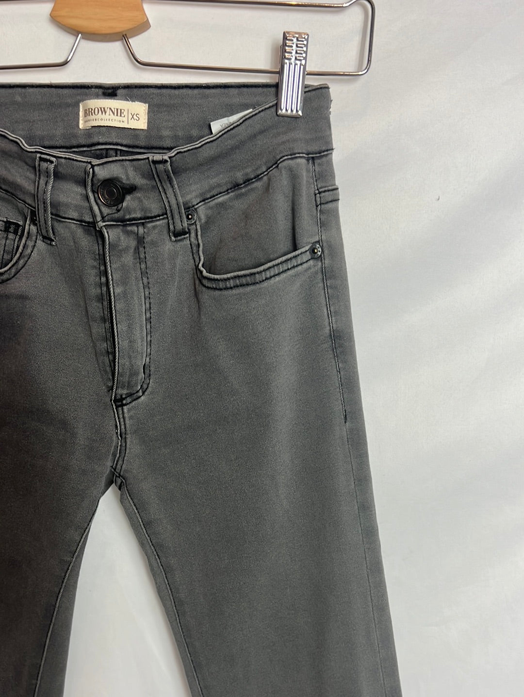 BROWNIE. Pantalón gris campana. T XS