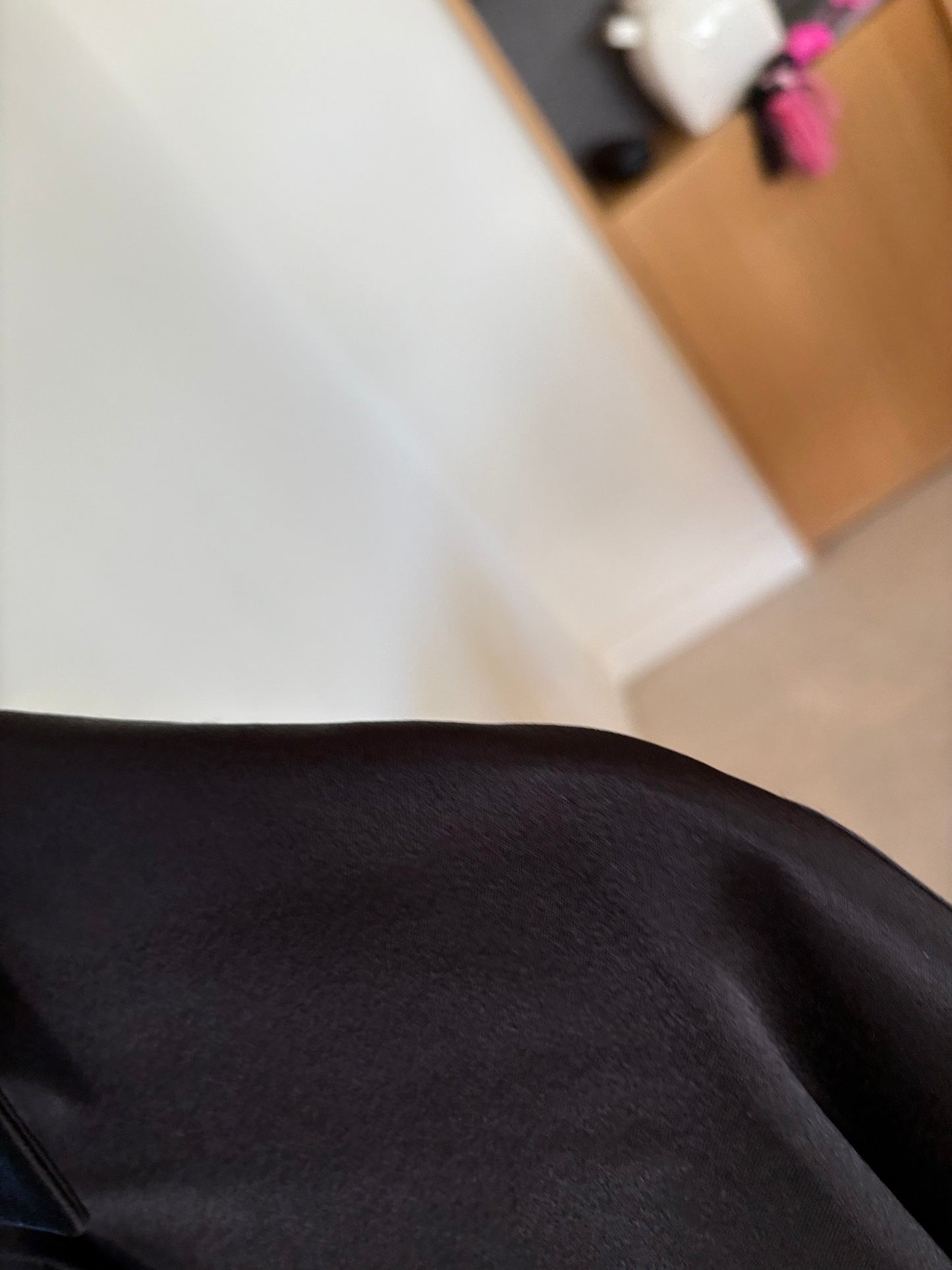 ALICE + OLIVIA. Blusa negra vuelo satinada