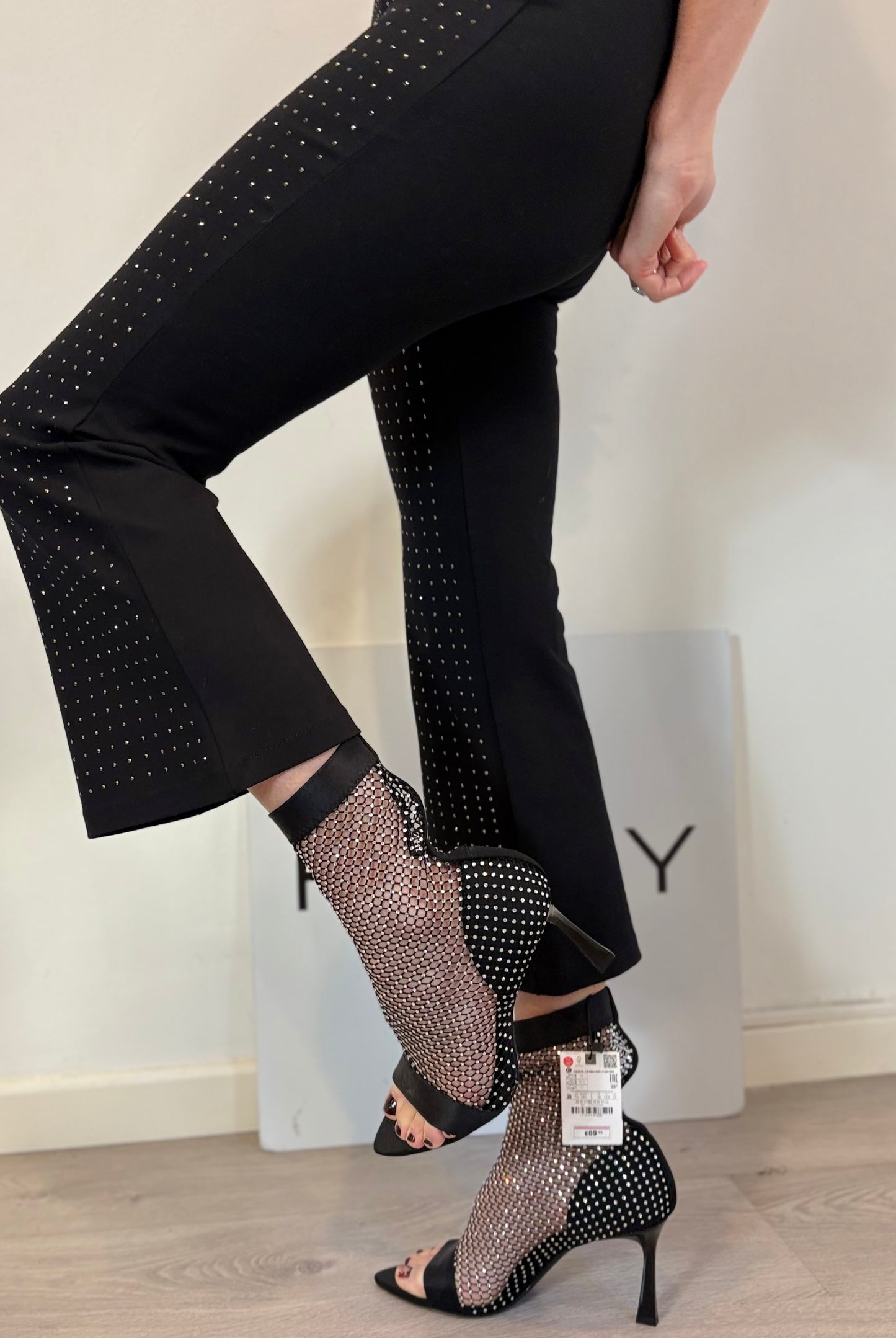 CHER. Pantalón negro capri tachas