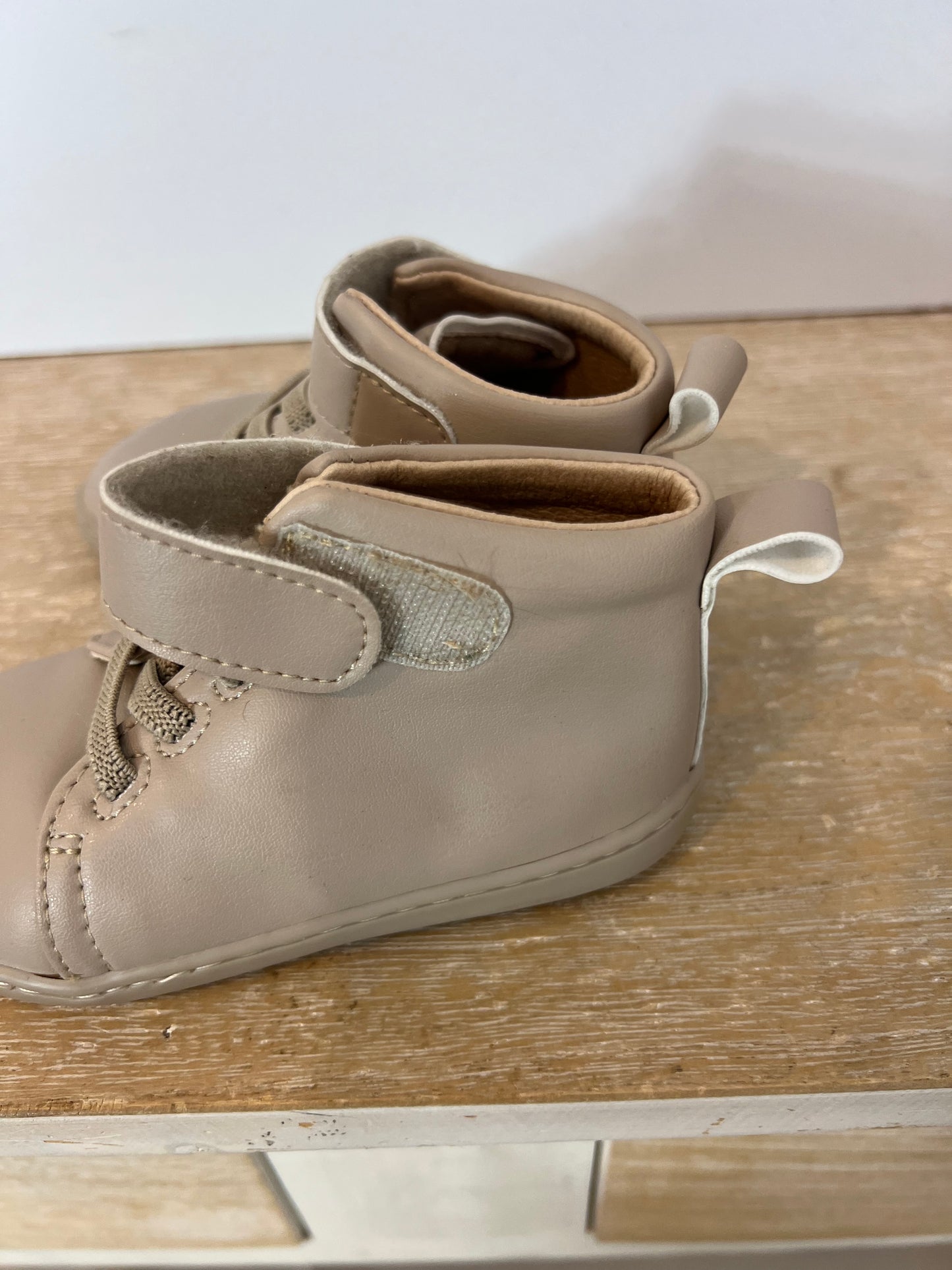 MURIS. Botitas beige goma y velcro T.21