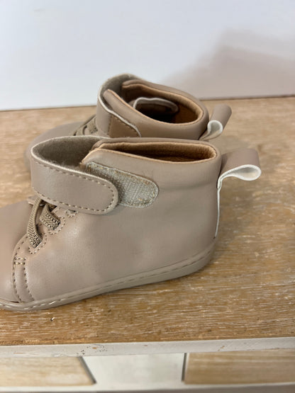 MURIS. Botitas beige goma y velcro T.21
