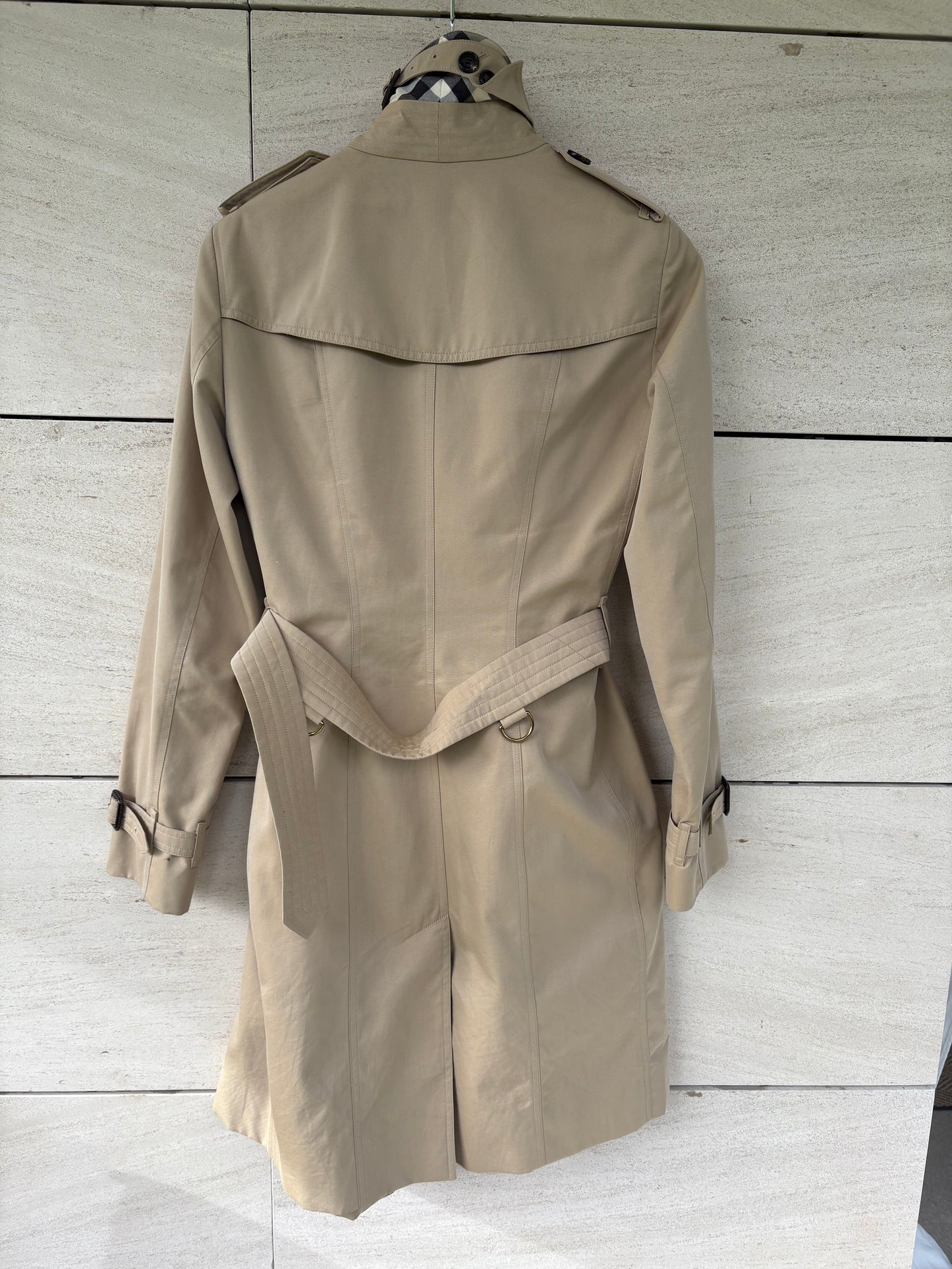 BURBERRYS. Gabardina beige doble botonadura