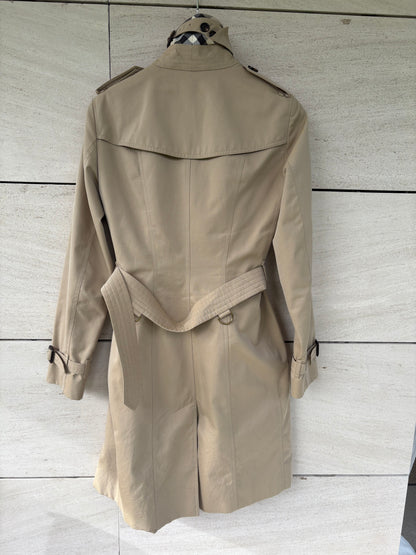 BURBERRYS. Gabardina beige doble botonadura