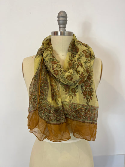 OTRAS. pañuelo tonos verdes flores