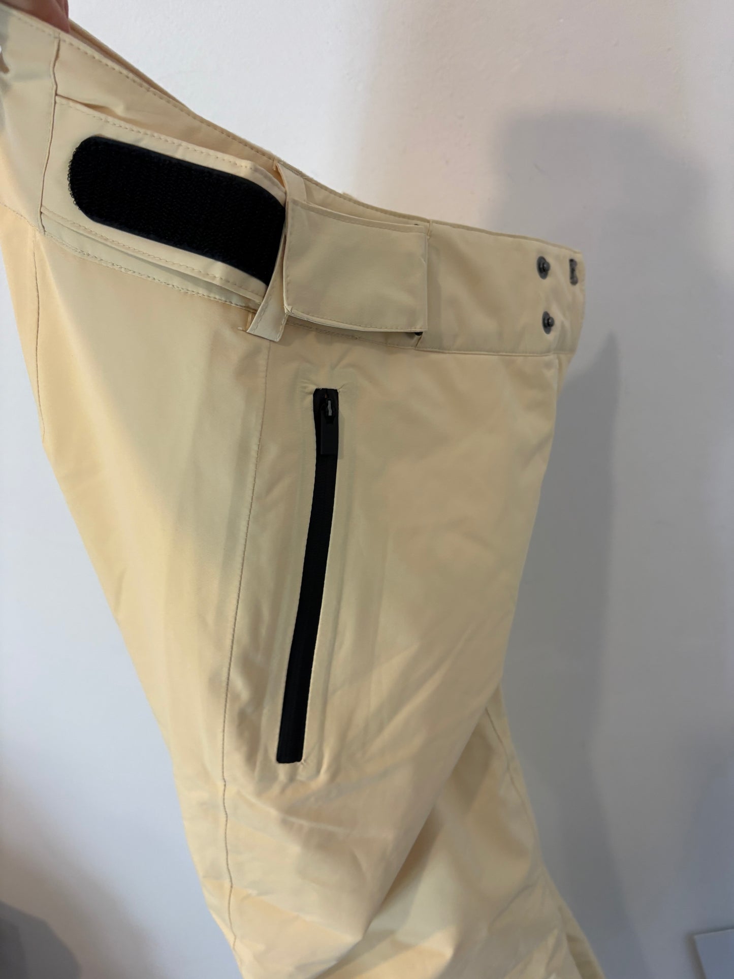 OYSHO. Pantalón ski beige
