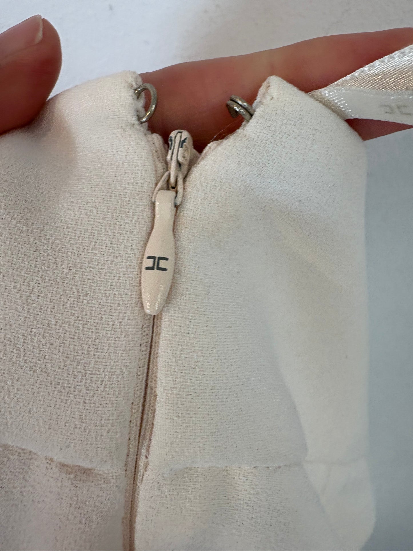 ELISABETTA FRANCHI. Pantalón fluido beige detalle cintura. T 36