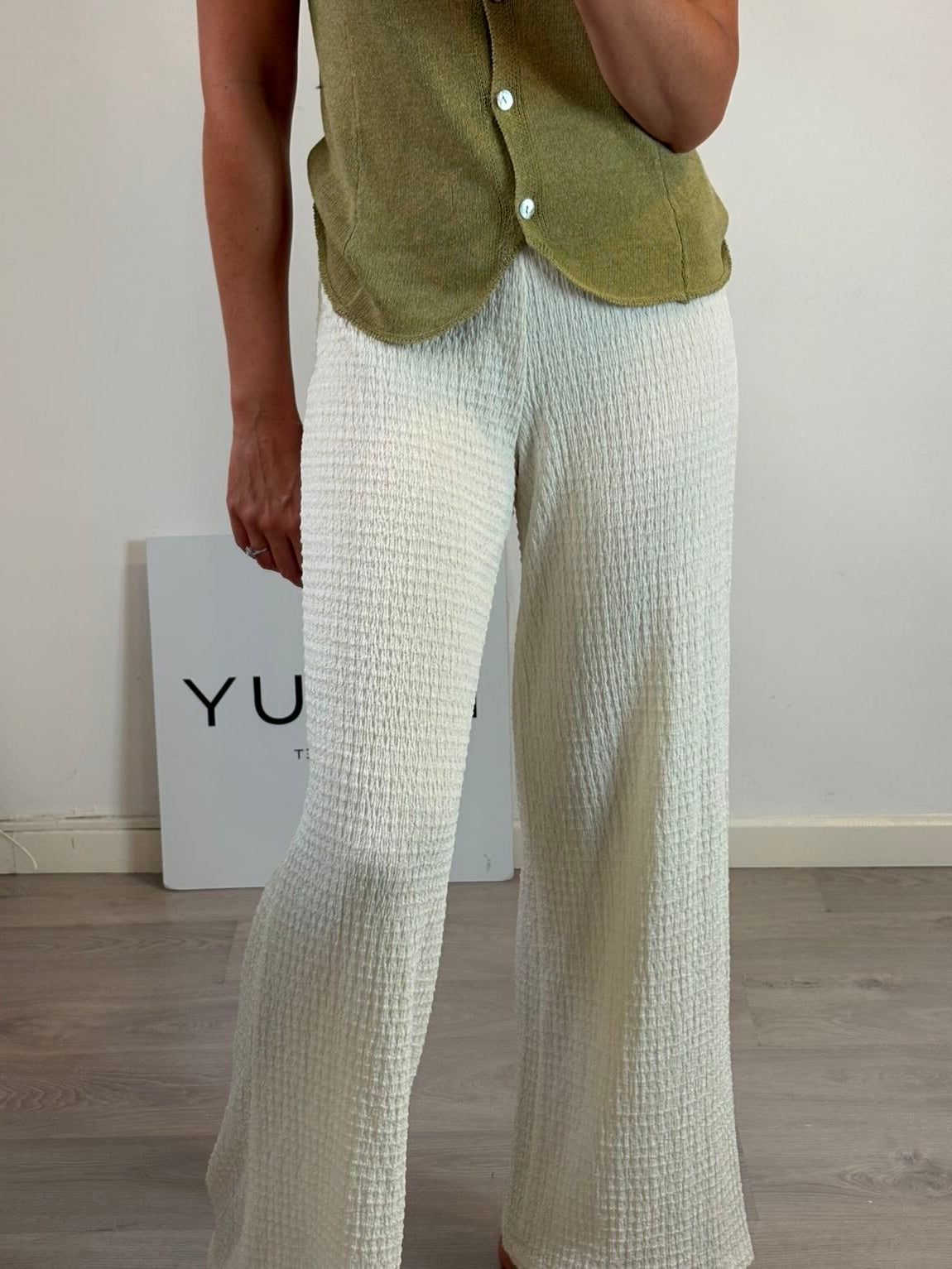 ZARA. Pantalón elástico textura
