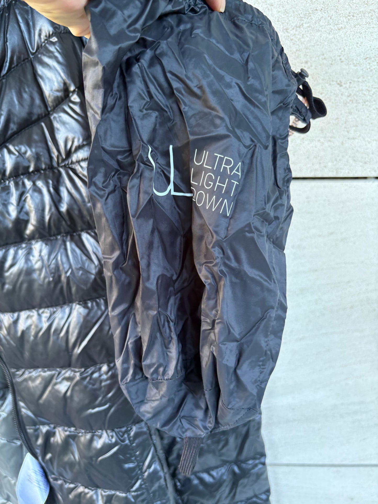 UNIQLO. Ultralight dark gray down jacket with hood. TM