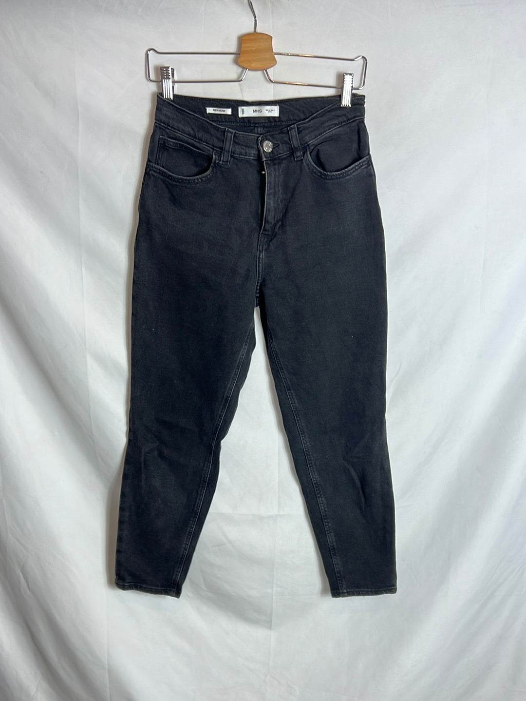 MANGO. Denim negro estilo mom fit. T 36