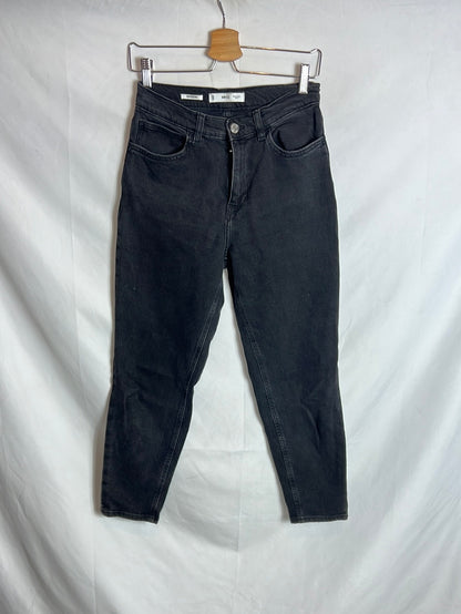 MANGO. Denim negro estilo mom fit. T 36