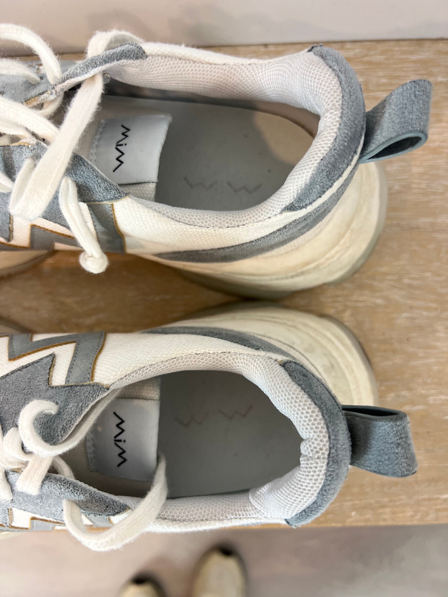 MIM. Zapatillas textura azul claro. T 40