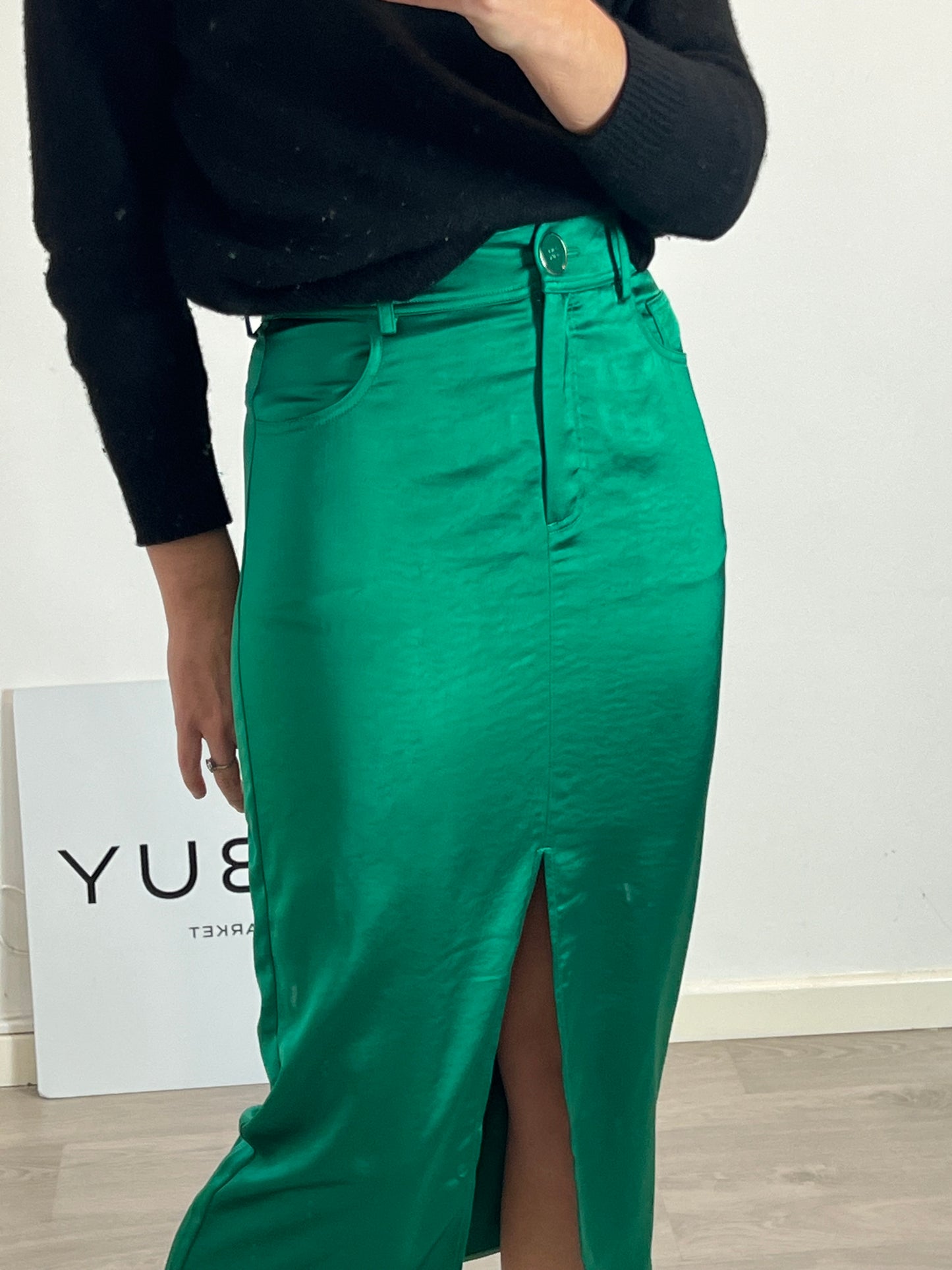 UTERQÜE. Falda verde satinada