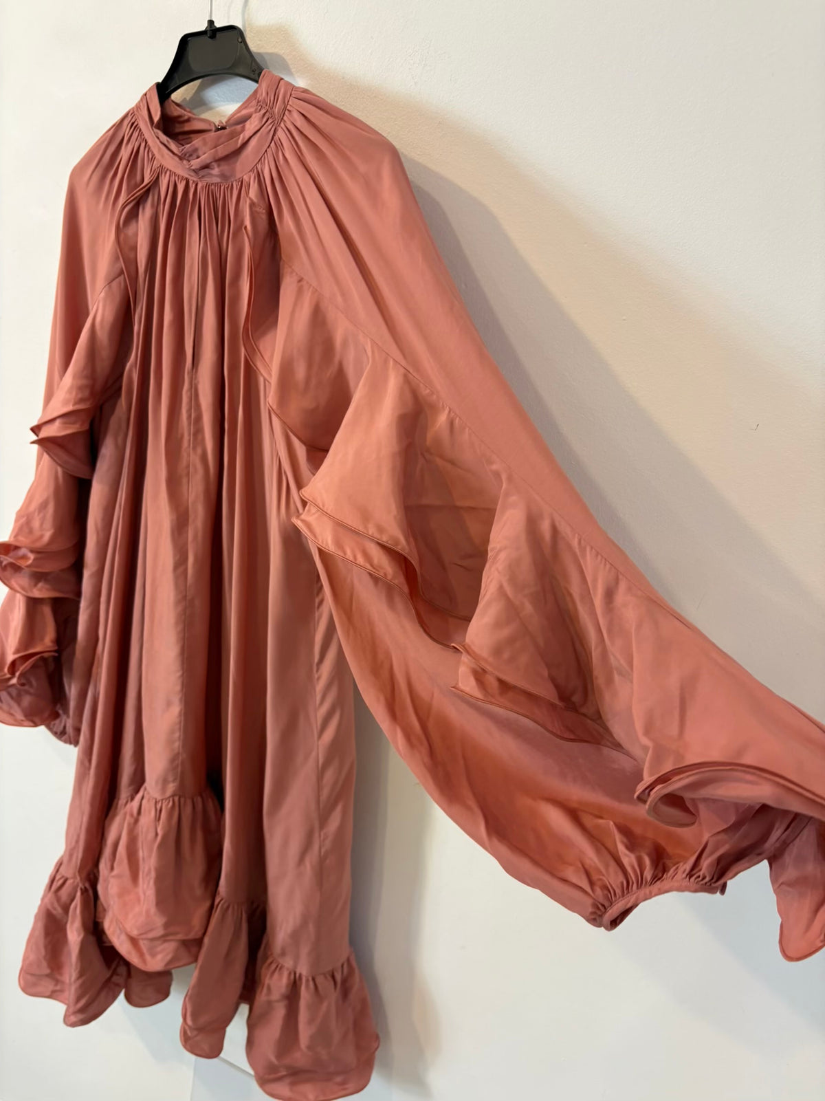 & OTHER STORIES. Vestido rosa volantes